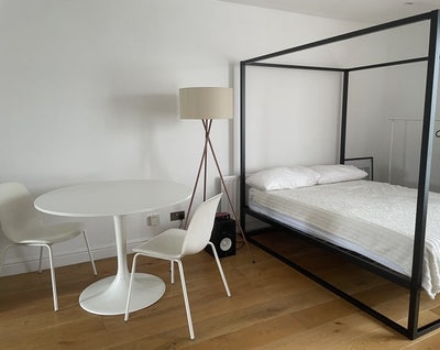 Room with Balcony and garden - Females Main Photo