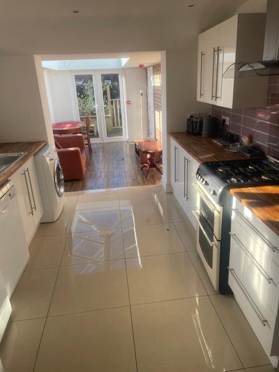 Newly refurbished double room with ensuite  Main Photo