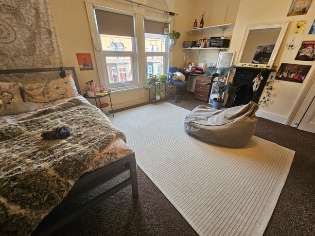 Bright double room in 4 Bed house.  Main Photo