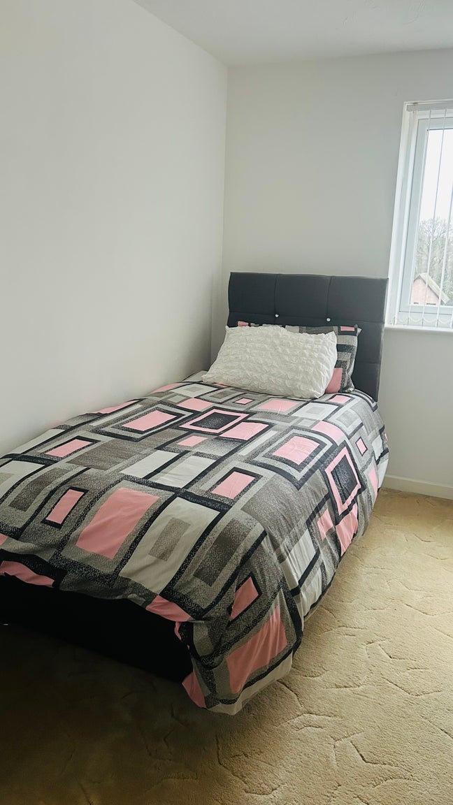 Blight Cosy Single Room Available. Main Photo