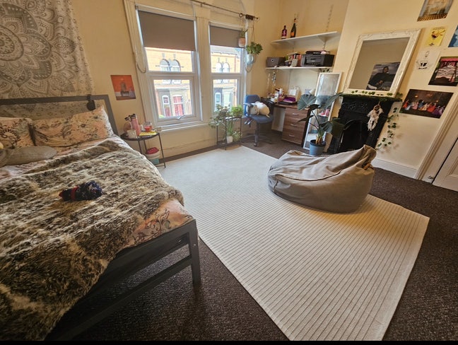 Bright double room in 4 Bed house.  Main Photo