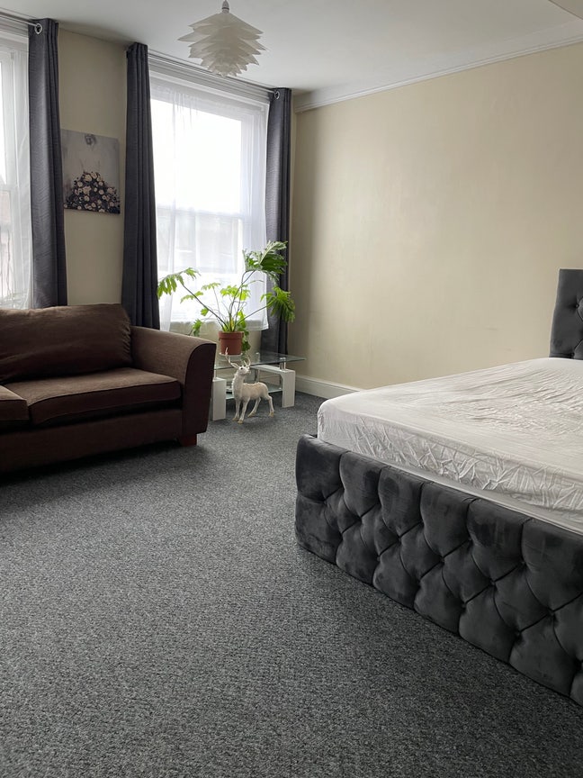 Lovely large studio flat with separate kitchen  Main Photo