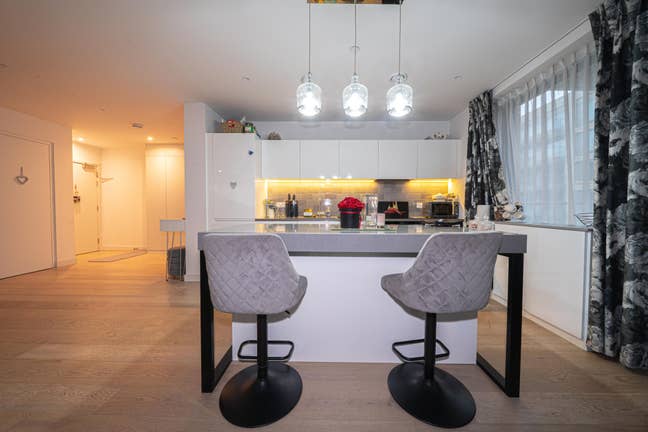 Luxury Double Room in 3-Bed Flat – E16 Royal W. Main Photo