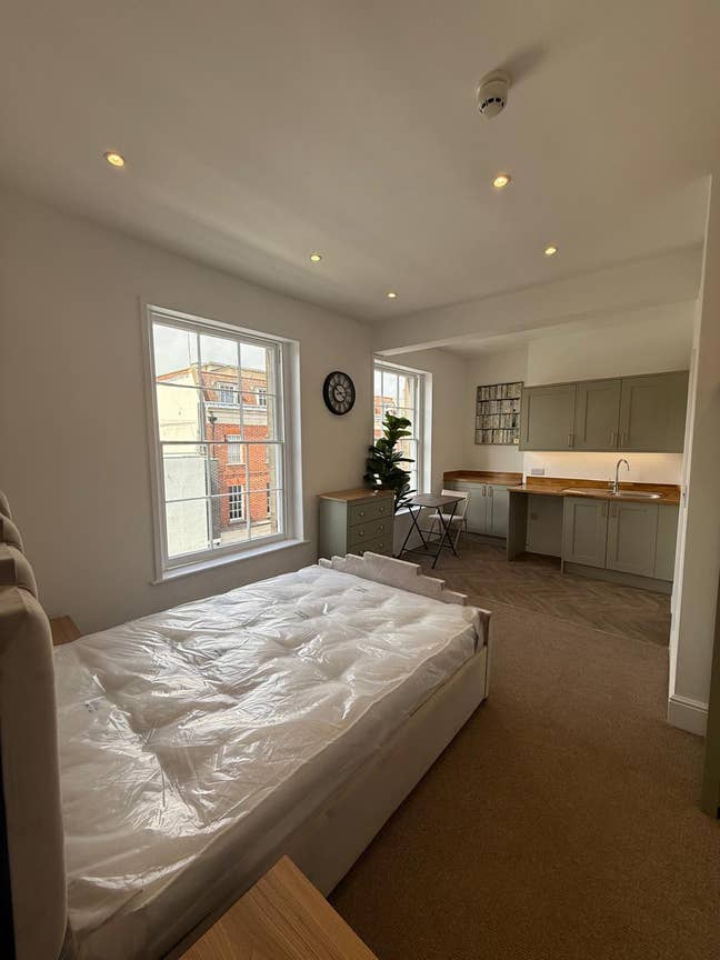 Large Studio room in shared house * Small Deposit* Main Photo