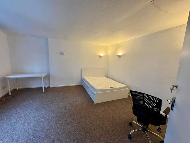 3 rooms to rent on Holdenhurst Road Main Photo