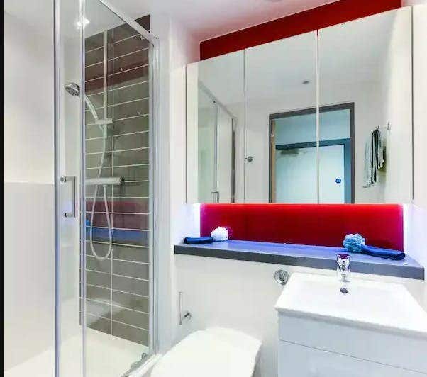 En-Suite Silver room-Immediate takeover  Main Photo