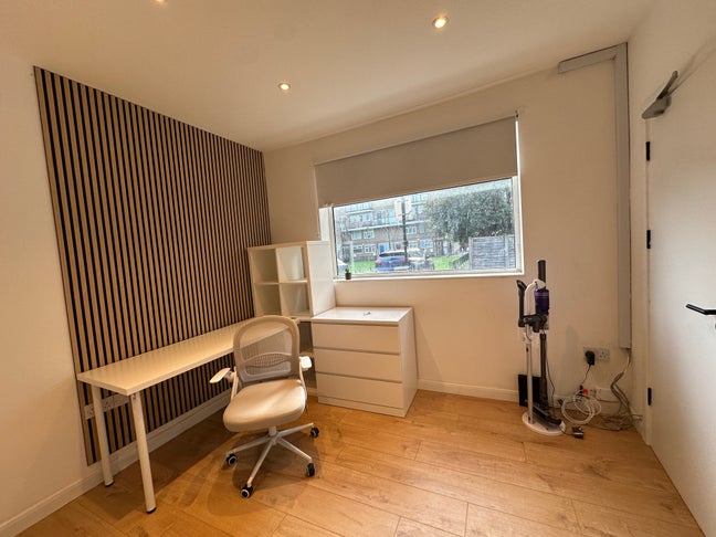 Bright Double Room in Shared House – 5 Chipka St Main Photo