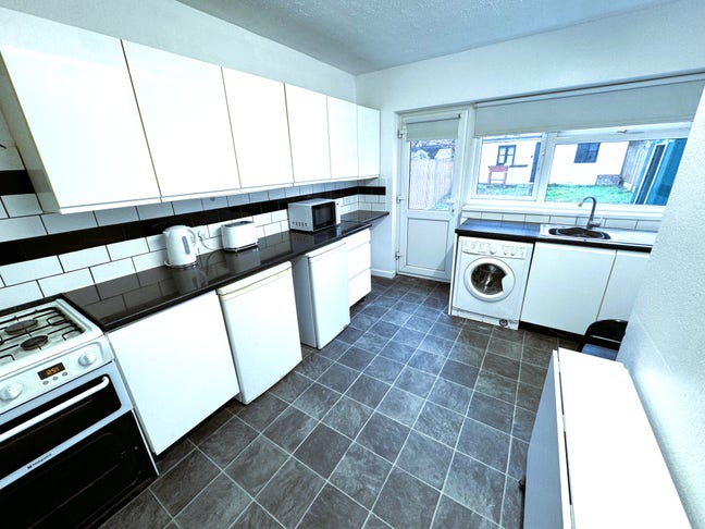 4/5 Bed House Seven Kings &pound;2500 Pcm  Main Photo