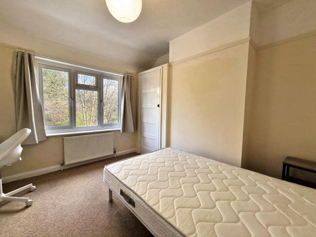 Double room available in semi-detached house Main Photo