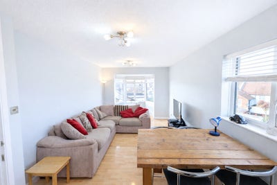 Stunning Top Floor 2 Bed Flat To Let, NW9 Main Photo