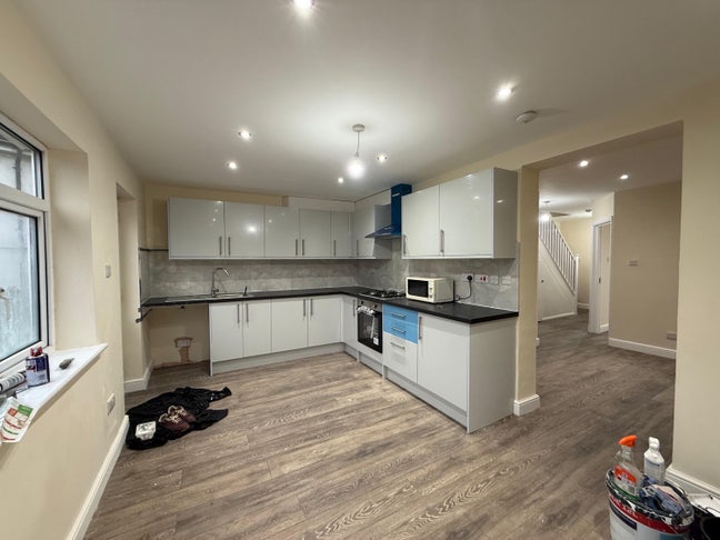 Spacious 5-Bedroom House with Garden & Driveway Main Photo