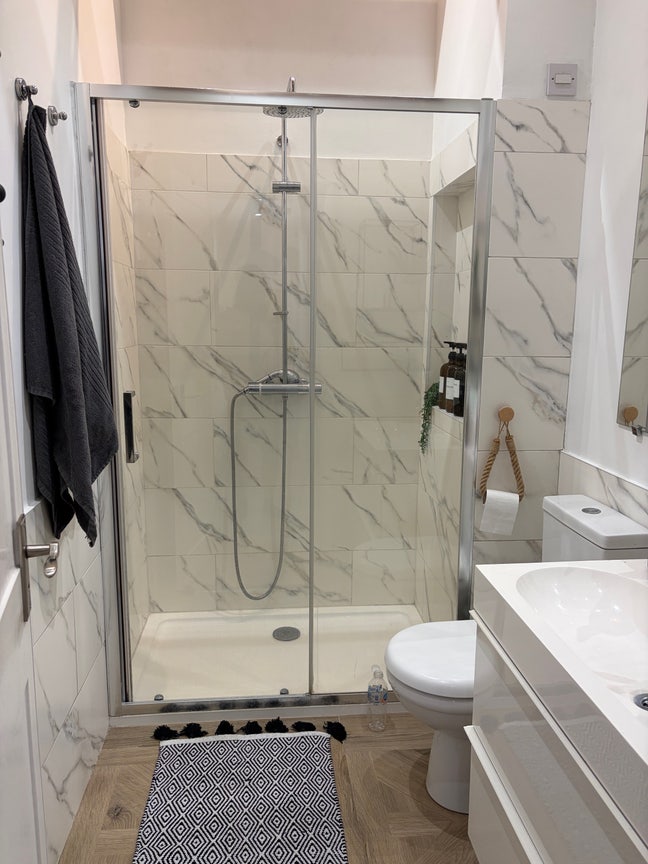 Spacious room in 3 bedroom modern flat Main Photo