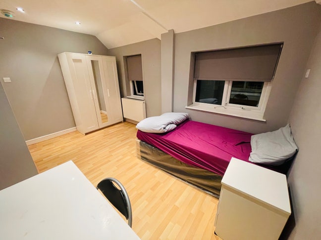 Large room in a very Clean and Quite house Main Photo