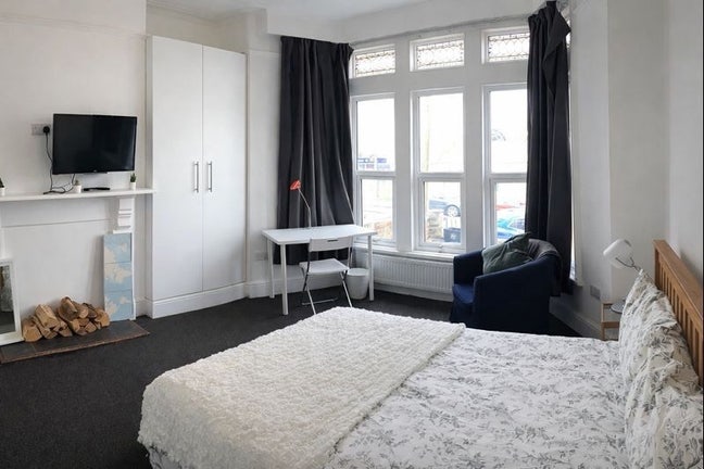 🔥Beautiful Ensuite Room in Fully Furnished House  Main Photo