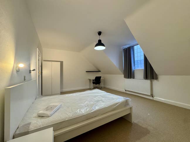 Newly Refurbished  Double Rooms In Cheam Main Photo