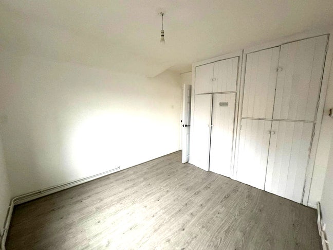 Beautifully Refurbished One Bed Flat to Rent in UB Main Photo