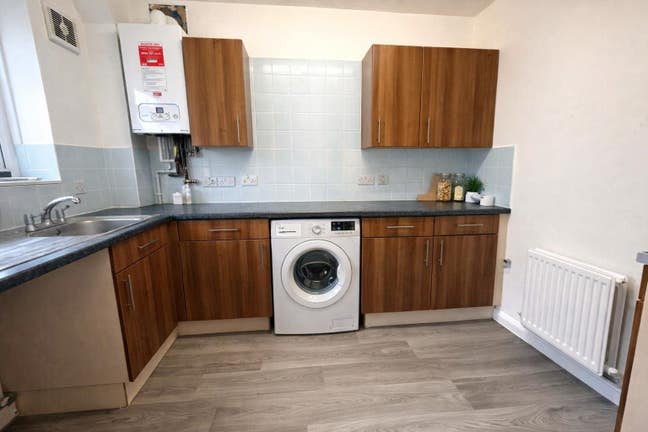 Bright spacious two bedroom flat in GU15 Main Photo