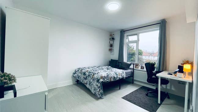 Double room, 3 mins from Hounslow East Tube statio Main Photo