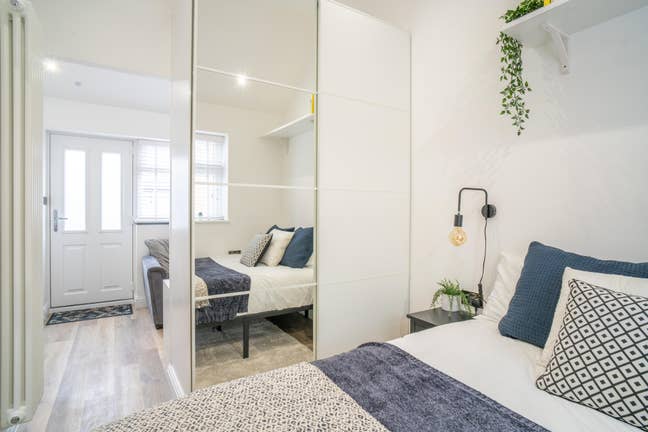 Luxury One Bedroom Studio with office & parking Main Photo