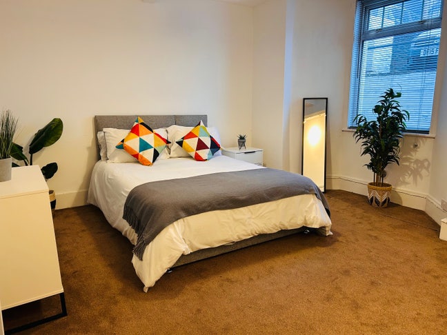 Large room with private entrance - great location Main Photo