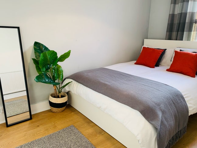 All female shared home - perfect location!! Main Photo