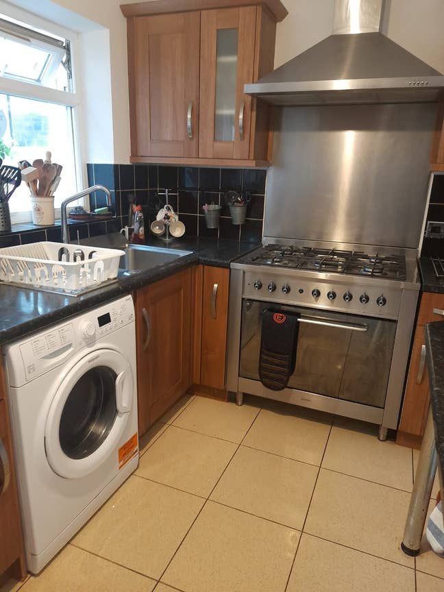 Room in a beautiful house Main Photo