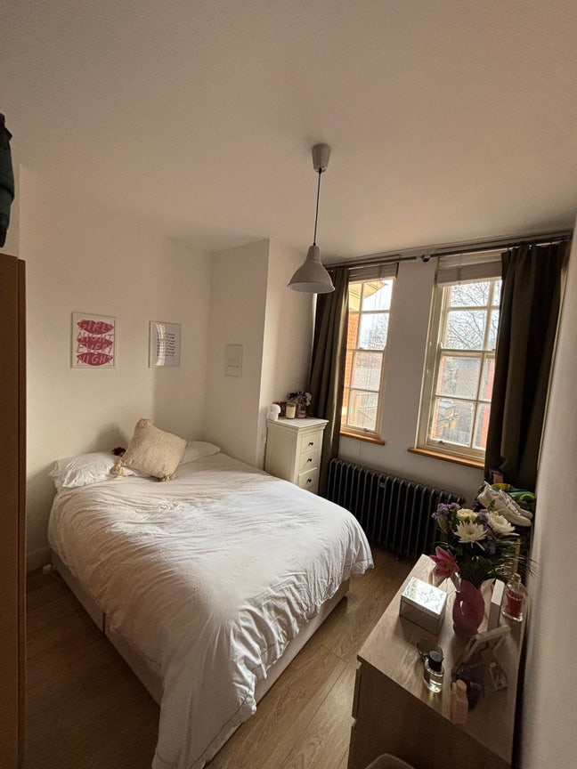 Double En-Suite room in girlie flat!  Main Photo