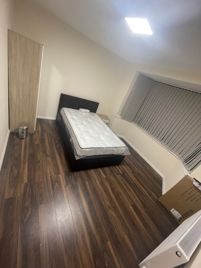 Bright double room  available bills included.  Main Photo
