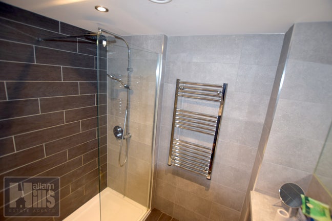 Spacious studio flat  Main Photo