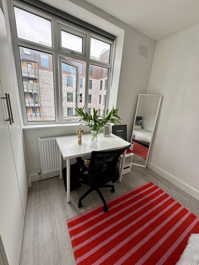 Fabulous master-Available today-2 min to Angel St Main Photo