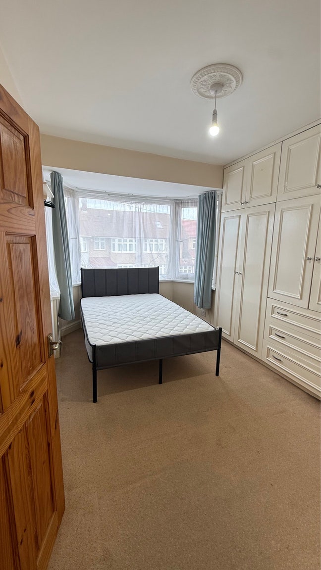 Couple welcome or two girls ( no kids )  Main Photo