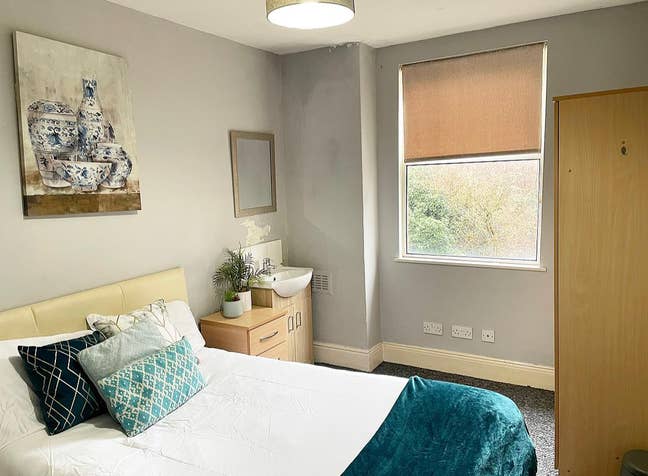 Clean Comfortable Room in Great LE3 Location! Main Photo