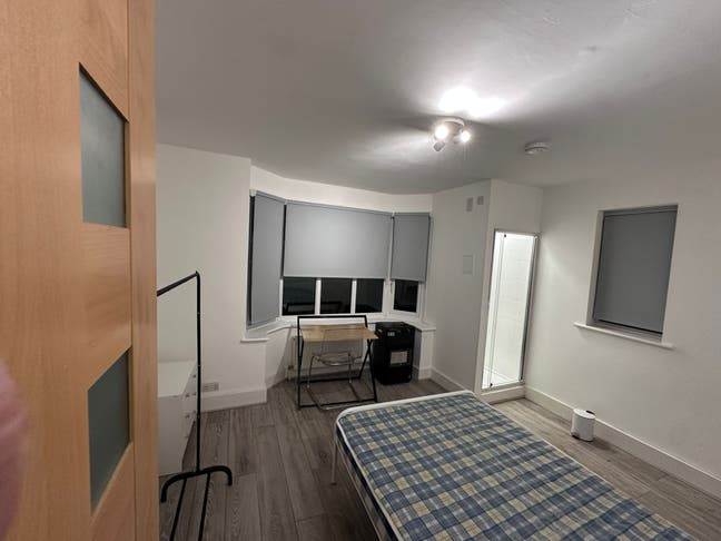 Downstairs double room w/h ensuite shower  Main Photo