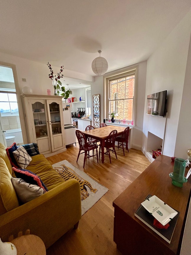 Double Room in Stunning Mansion Flat in SW14 Main Photo