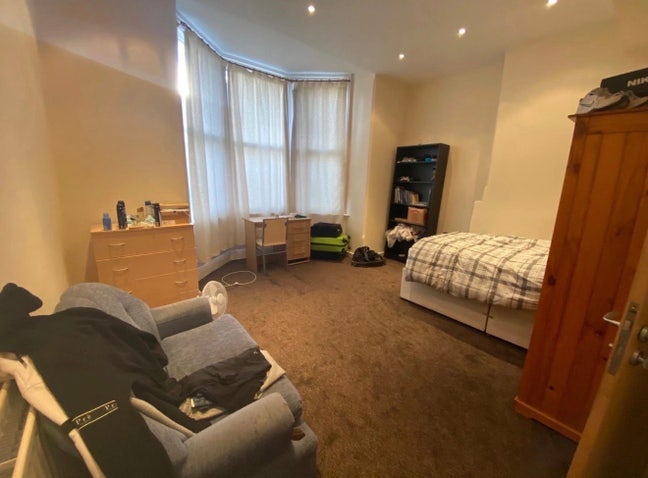 **Large 2b2b flat available NOW!** LS2 Main Photo