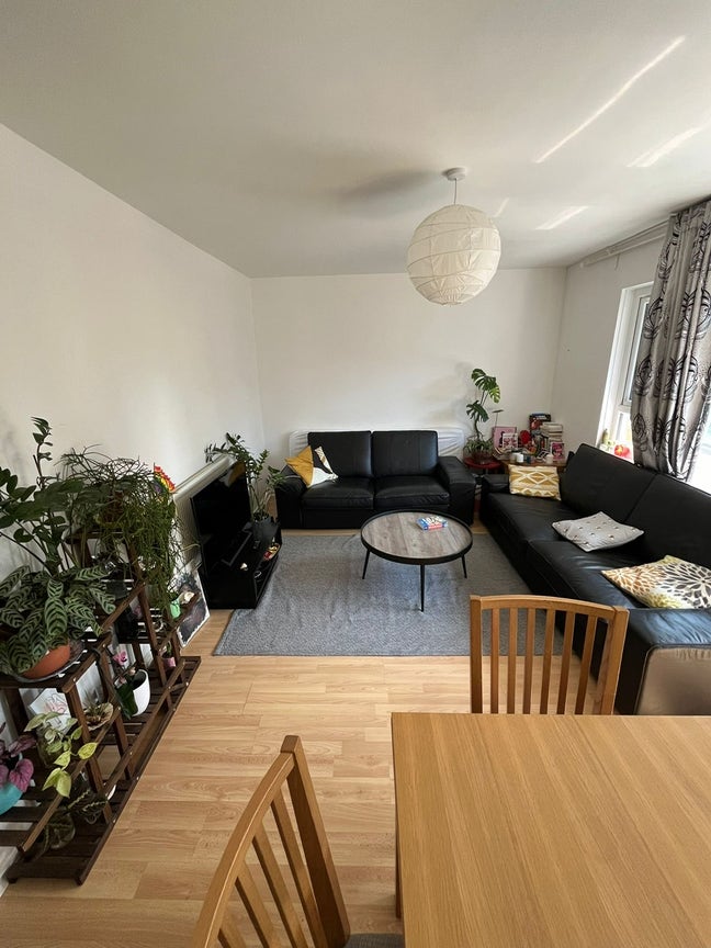 Spacious Double Room - Next to the Station Main Photo