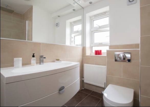 Tower Bridge zone 1 - bright flat - females preferred Main Photo