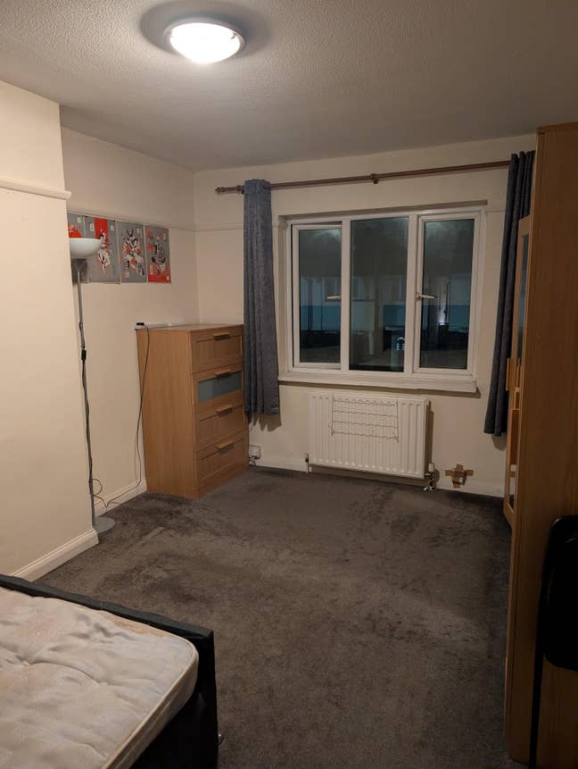 Large DOUBLE room in spacious shared house Main Photo