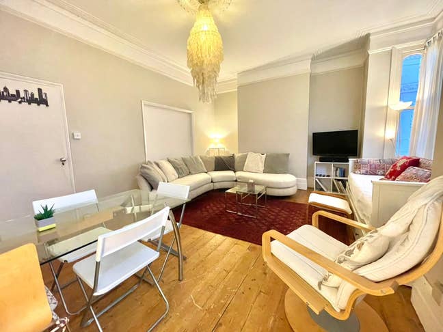 Lovely Bright Apartment in Great Location Main Photo