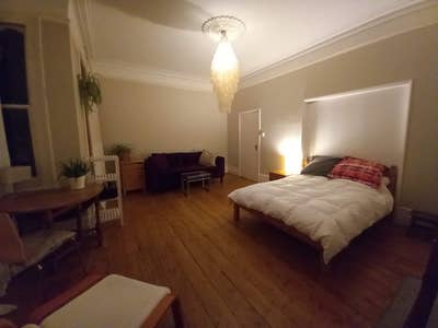 Lovely Bright Apartment in Great Location Main Photo