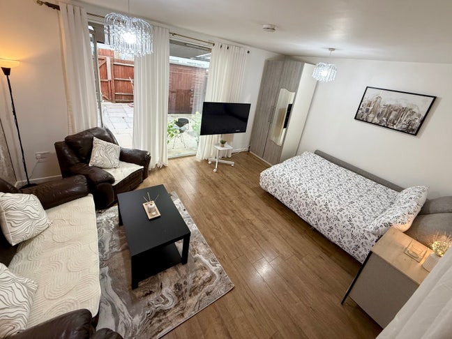 Lovely room next to Barking Station- 4 min walk Main Photo