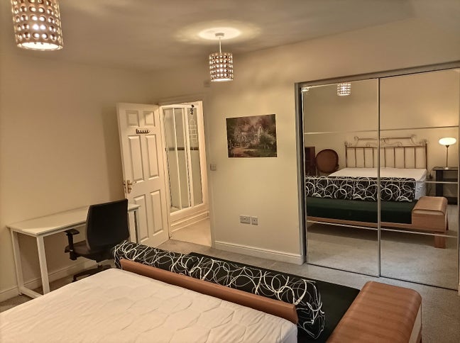 En-suite/Double room - Student Town House Ardwick Main Photo