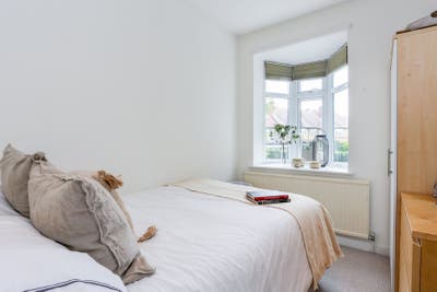 Nice Hanger Lane Room Main Photo