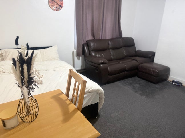 King Size Room to Rent – Chatham (ME4) Main Photo