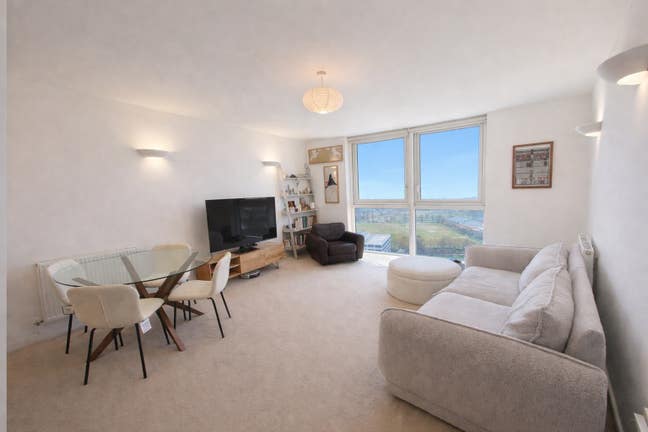 Furnished 2-bed 2 bath top floor - stunning views Main Photo