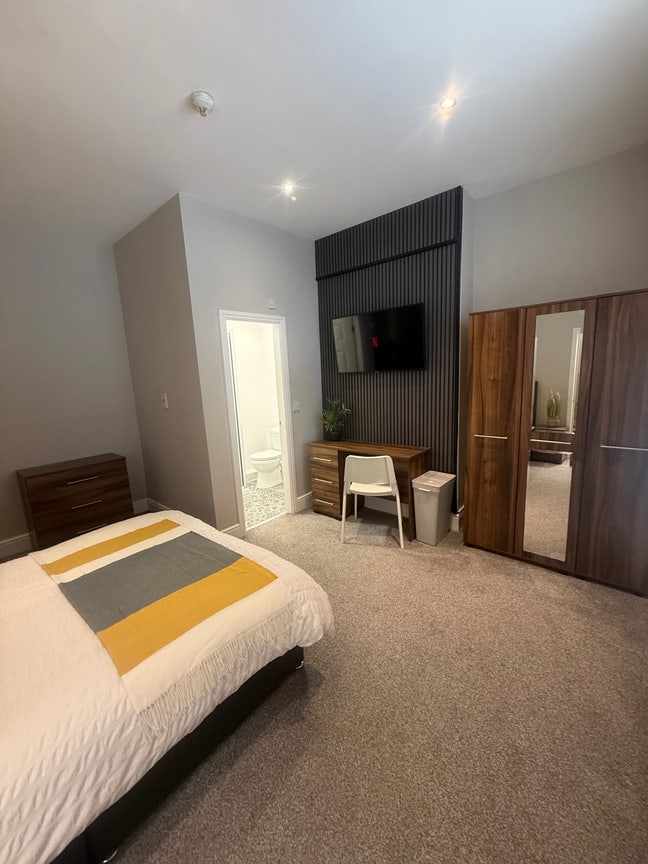 Easy Parking, Large Rooms available now Main Photo