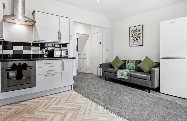 Flat 2 Modern 1 Double Room & 1 Single Room  Main Photo