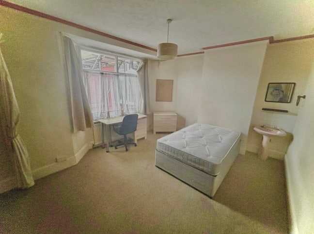 Larger than usual room Main Photo