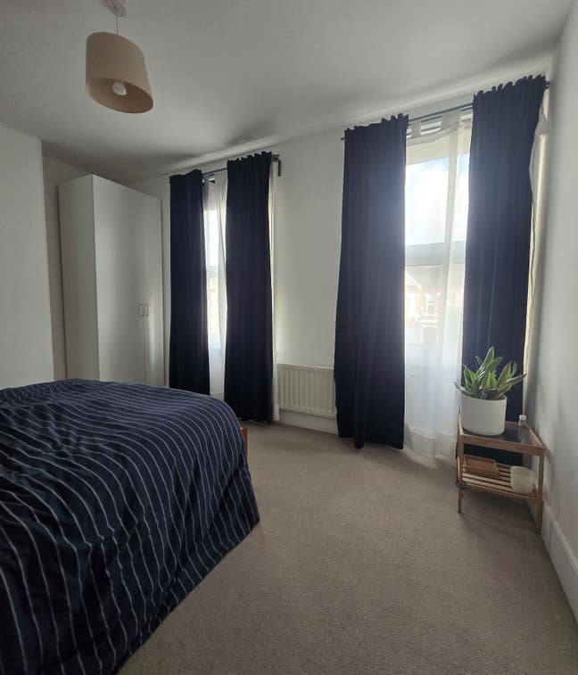 Bright Double Bedroom in a 2 bed house with Garden Main Photo