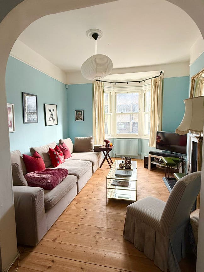 Double bedroom in garden maisonette flat  Main Photo